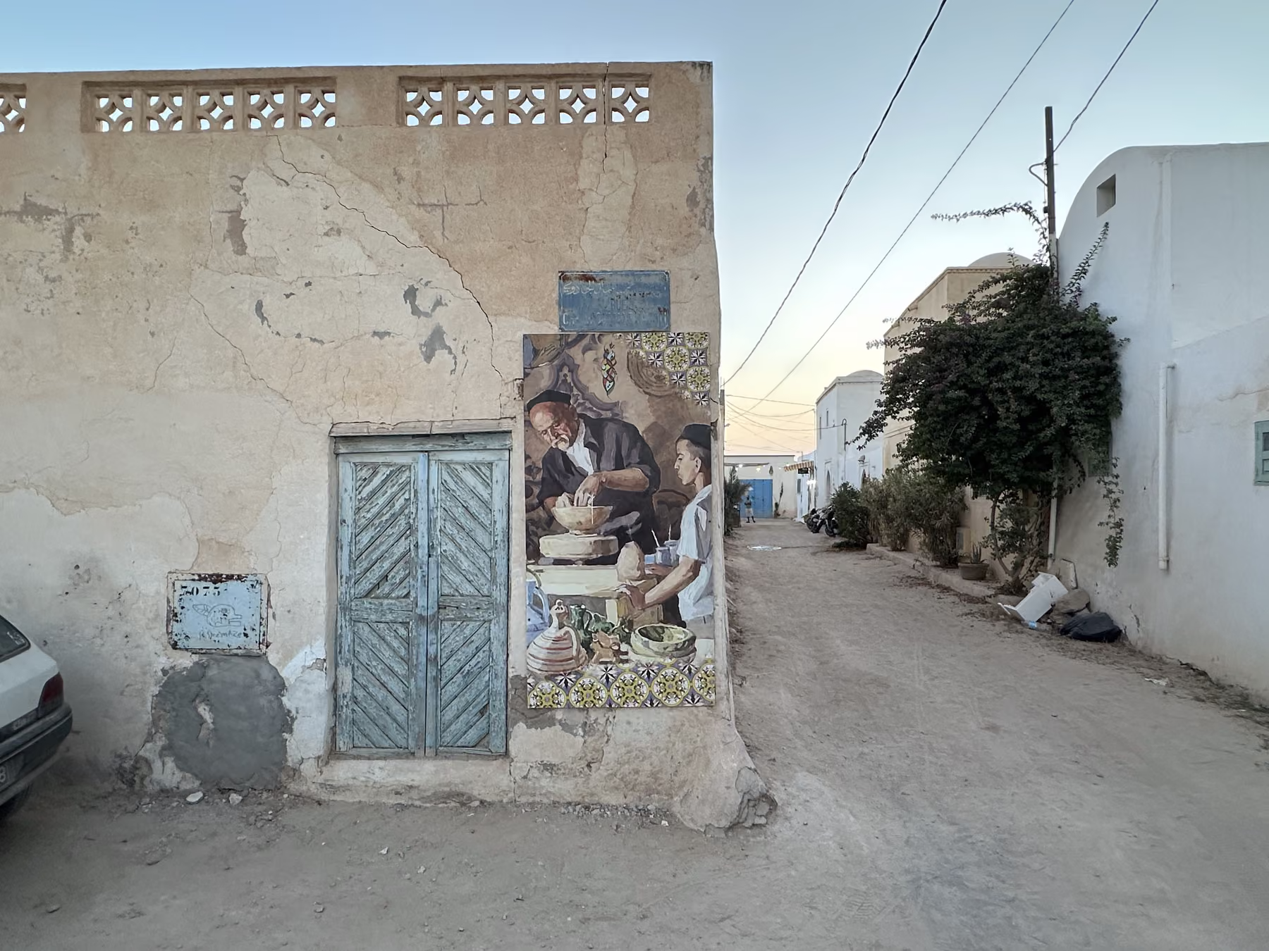 Ruelle d’Erriadh, porte bleue ouvragée et façade blanche